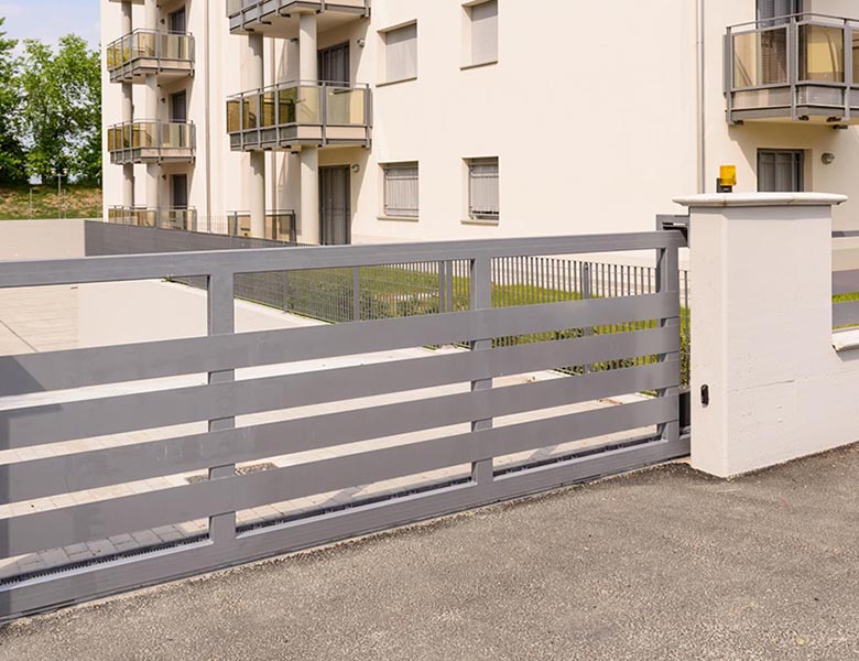 Installation de portail coulissant, Monnai