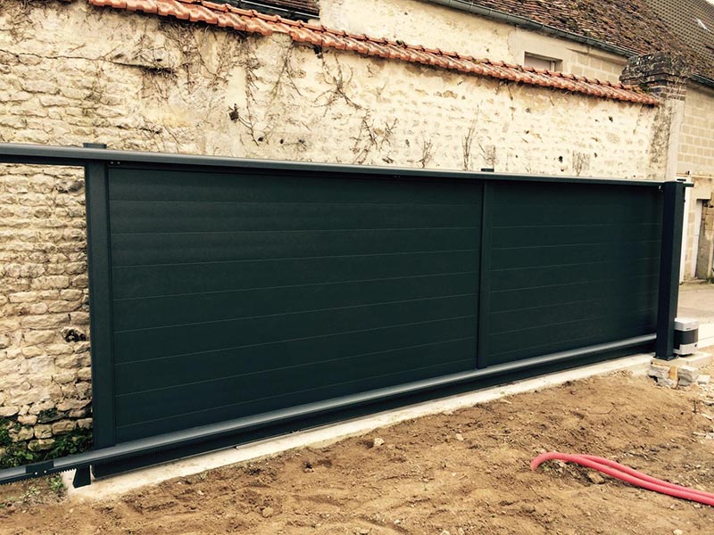 Installation de portail coulissant Monnai